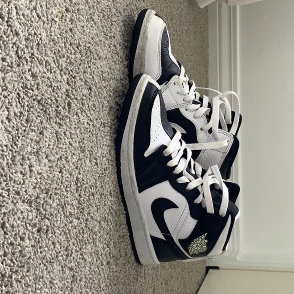 Woman’s Jordan 1 split (black and white)
